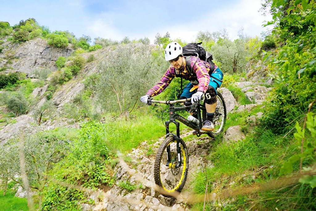 Mountainbiker fährt über steinigen Weg
